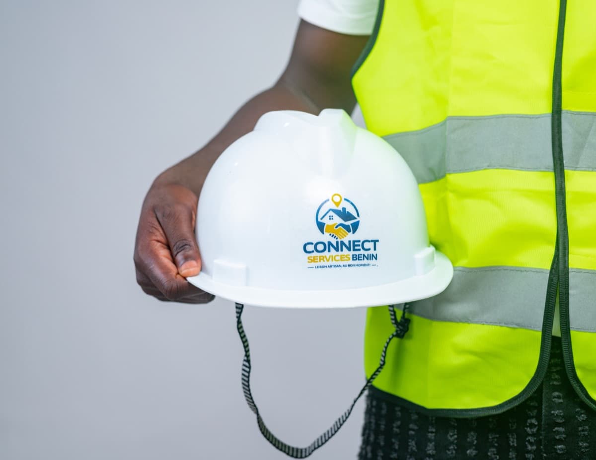 Artisan partenaire tenant un casque CONNECT SERVICES BÉNIN